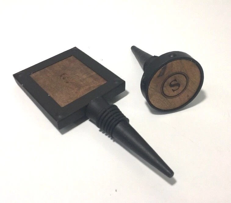 Juego de tapones para botellas de vino Pottery Barn Blacksmith/2 monogramas S Foto 4 de 4