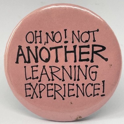 Vintage 1980er Oh No Not Another Learning Experience Pin Anstecker Retro Neuheit