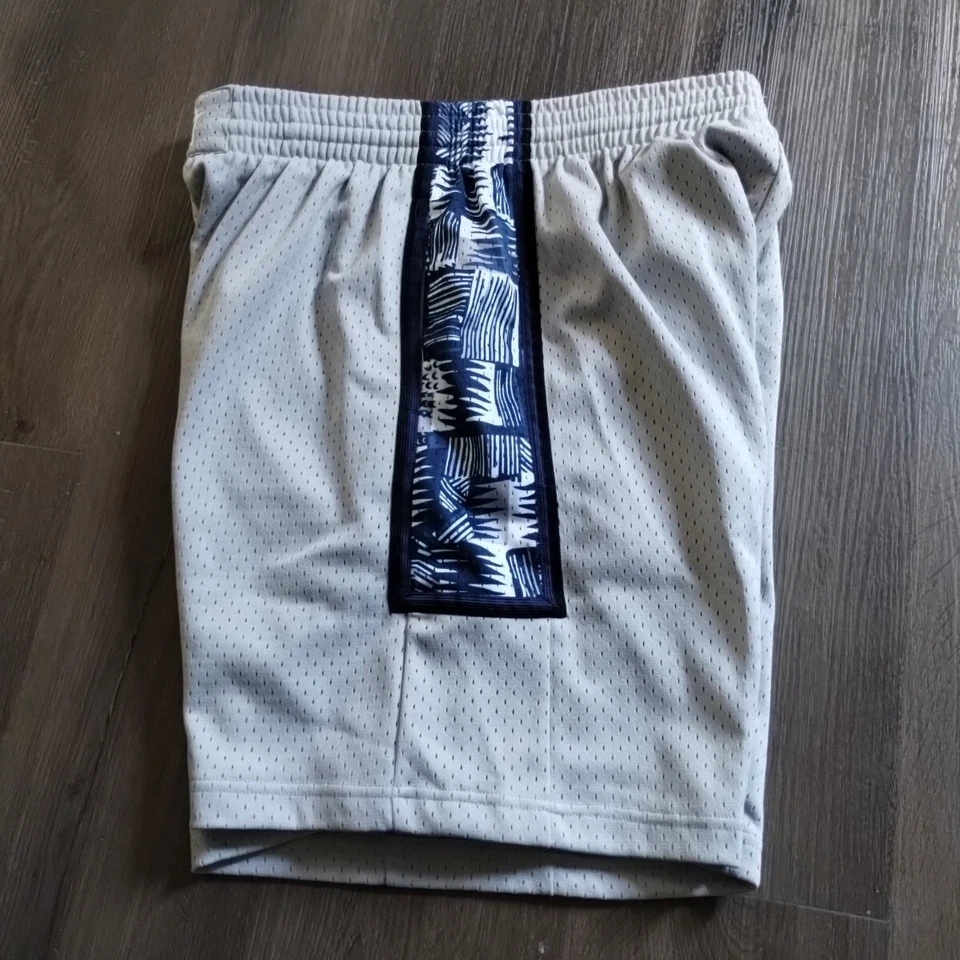 Pantalones Cortos de Baloncesto Mitchell & Ness Georgetown Hoyas (GRANDES) Swingman Para Hombres GRIS Foto 3 de 4