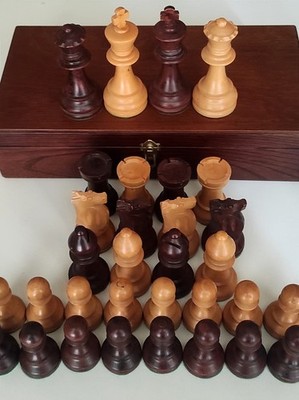 Schach in Walnuss und Olivenbaum gearbeitet Höhe 12 cm Marke Bi-Ass