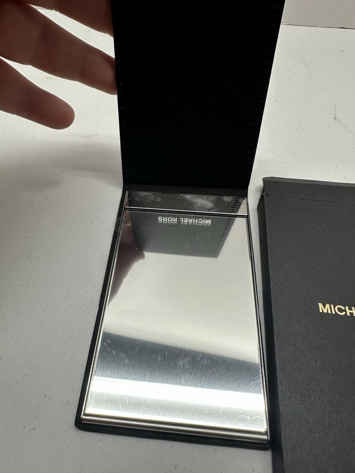 Espejo Michael Kors Negro Pequeño Compacto Foto 2 de 3
