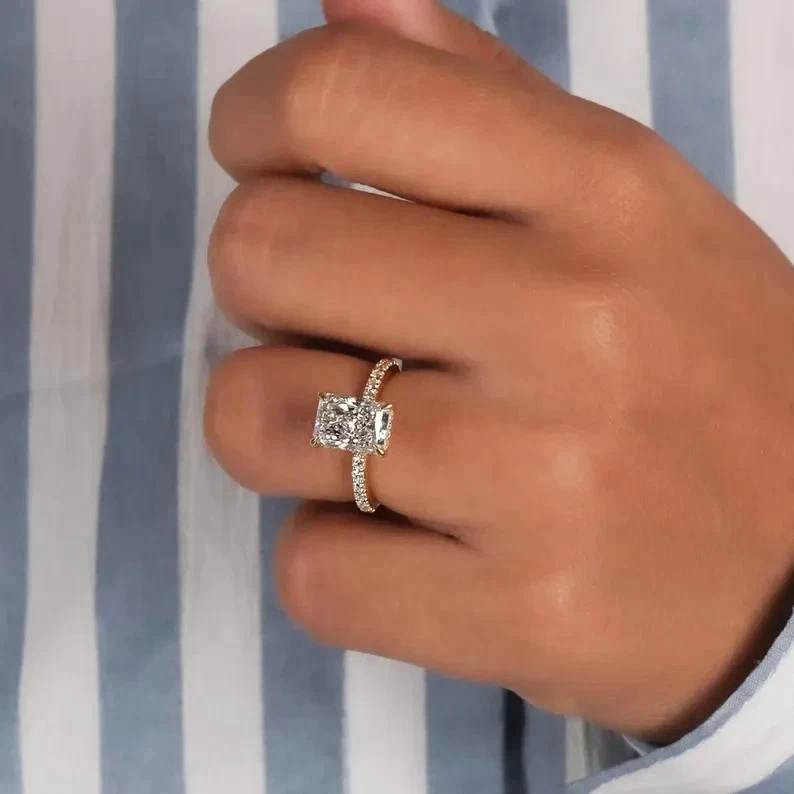 Anillo de compromiso con halo de moissanita de corte radiante de 3,20 quilates acabado en oro amarillo de 14 k Foto 2 de 4