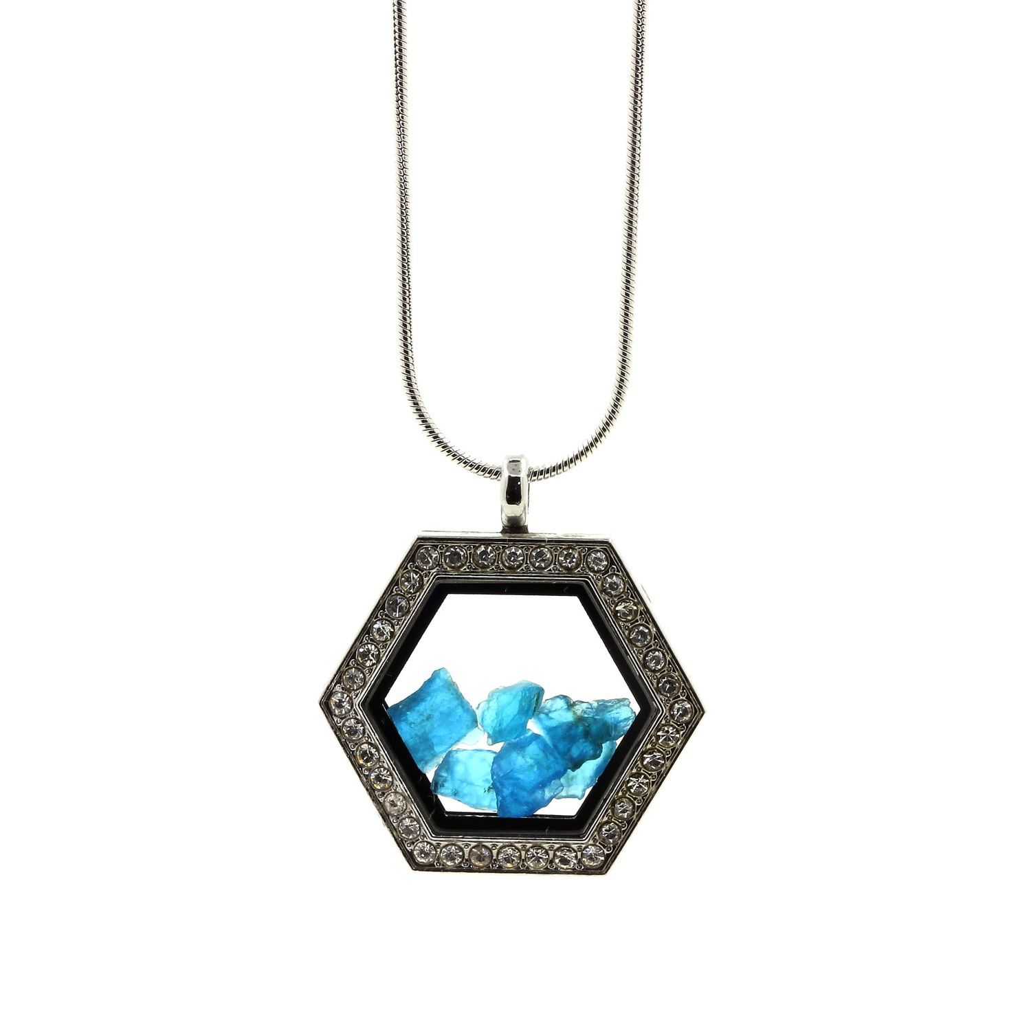 Collier en apatite bleue néon brute hexagone un symbole de clarté et d'harmonie