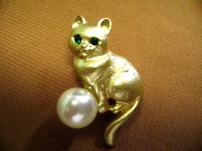 NWOT- CUTE SMALL CAT,GREEN CRYSTAL EYES, PEARL GOLD TONE BROOCH!!!