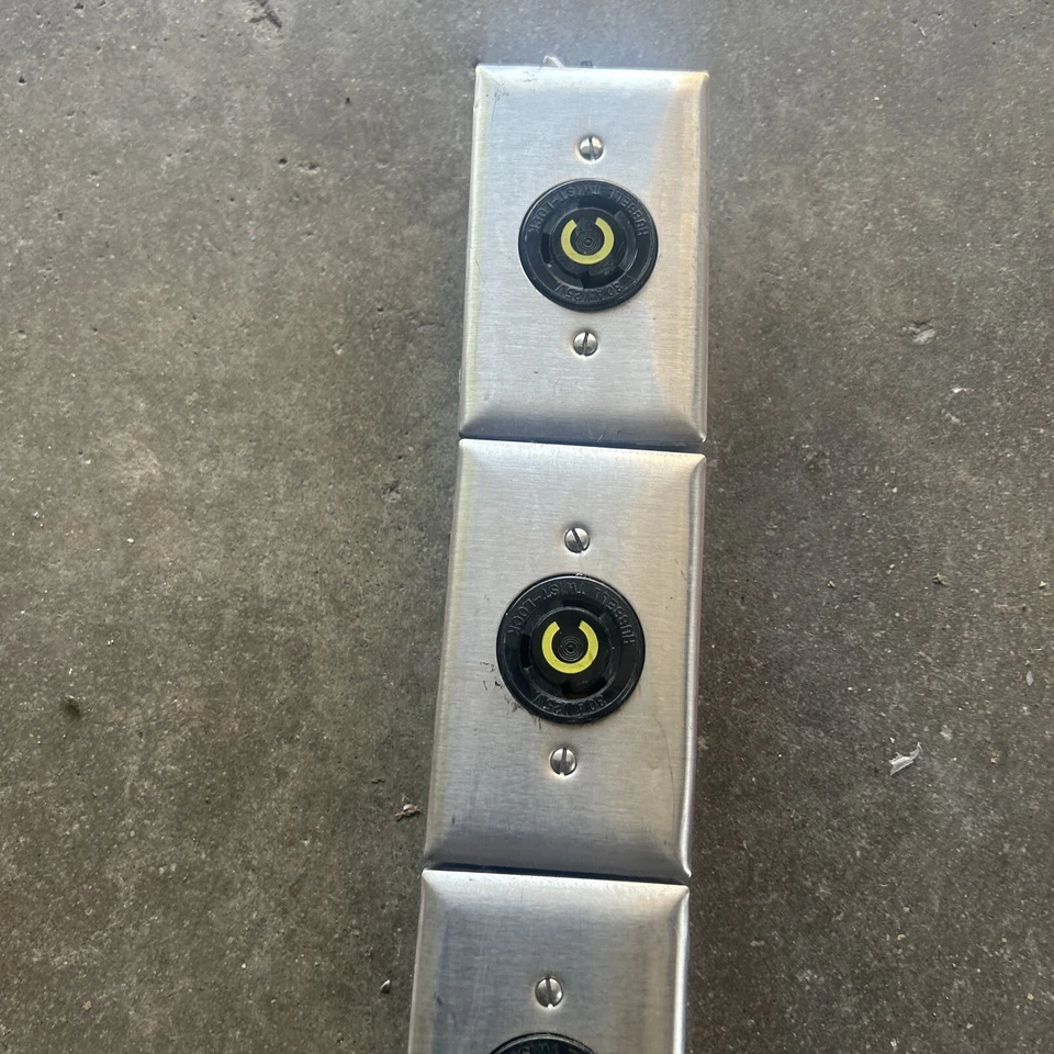 Lote de 4 Hubbell Twist-Lock 20A 125V con carcasa Thomas & Betts y cubierta de acero inoxidable Foto 3 de 4