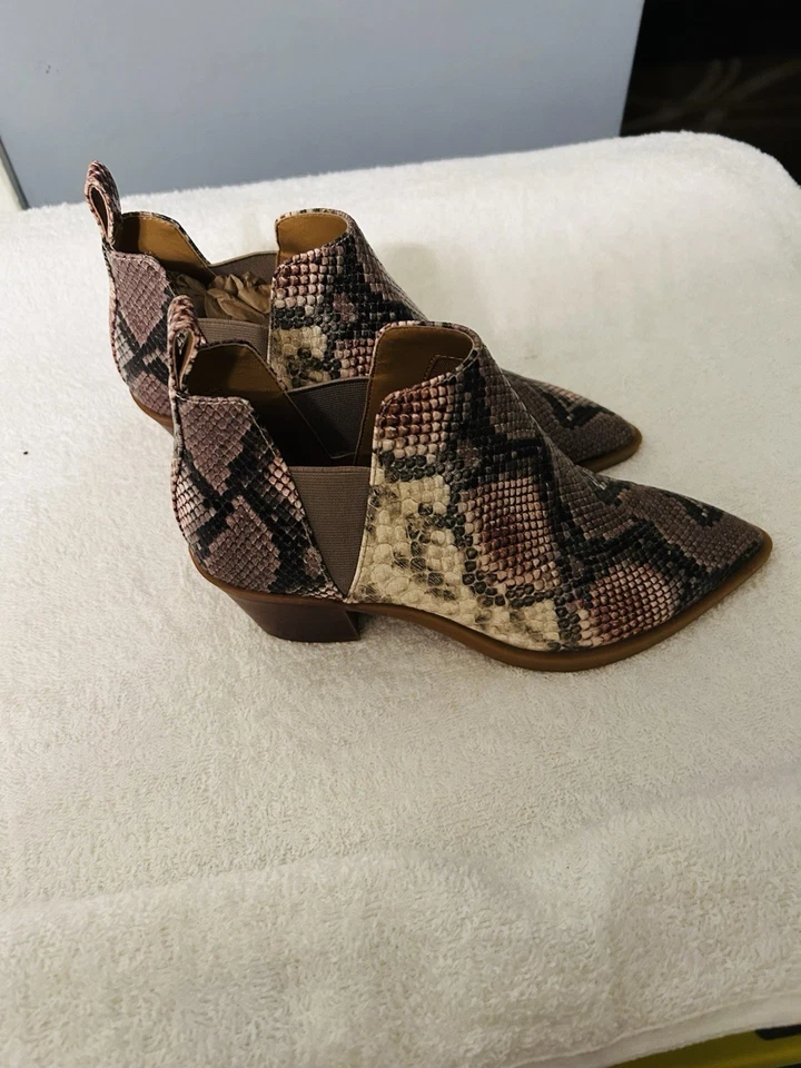 Botines para mujer Dolce Vita con estampado de serpiente, corte bloque, sin cordones, talla 7 Foto 2 de 4