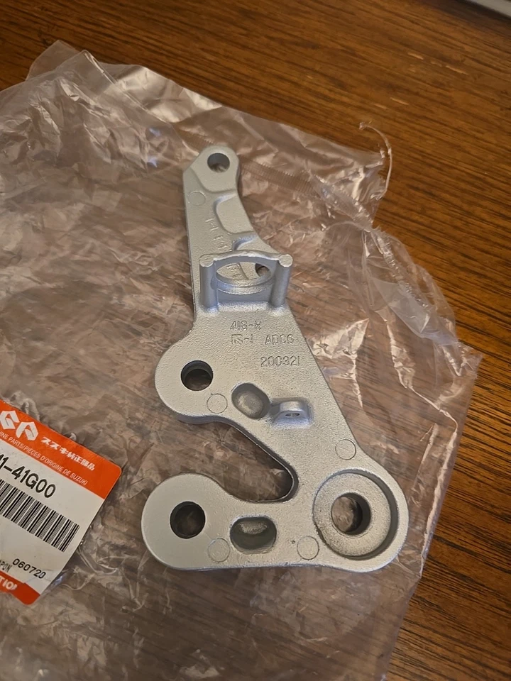 Soporte reposapiés delantero derecho genuino Suzuki GSXR1000 2005/06 43511-41G00 Foto 2 de 4