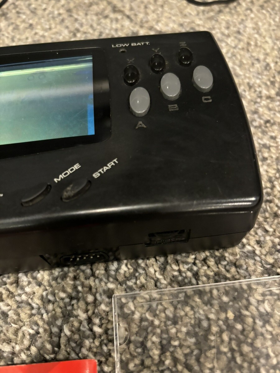 【G1446】SEGA NOMAD 2880px-Sega-Nomad-Front-scaled.jpg