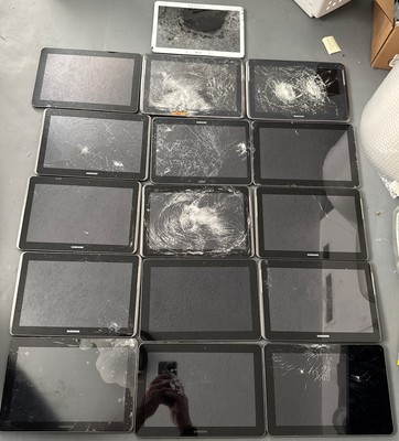 Lot of 16 Samsung Tablet GT- P7510 MA GT-P5113 TS Mostly BROKEN