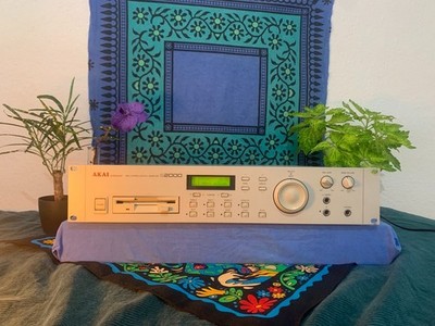 Akai professional midi stereo digital sampler S2000
