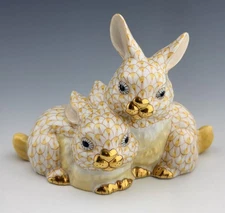 🦋 MINT HEREND Snuggling Bunny Rabbit Pair Butterscotch Fishnet Figurine