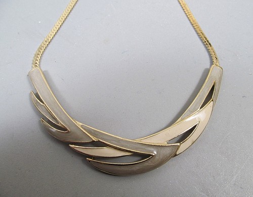 Vintage Trifari Gold Tone Cream Gray Enamel Bib Necklace - Picture 2 of 4