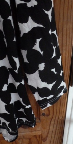 BLACK AND WHITE FLORAL LONG SLEEVE V-NECK long TOP 20 PLUS SIZE - Picture 2 of 3