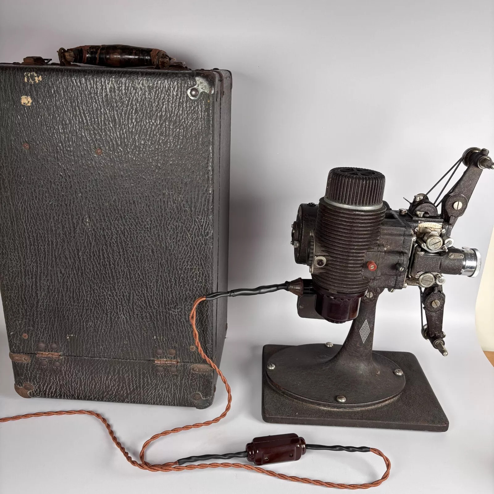 FILMO PROJECTOR BELL & HOWELL CO. DESIGN 57 MODEL ST IN CASE WORKING