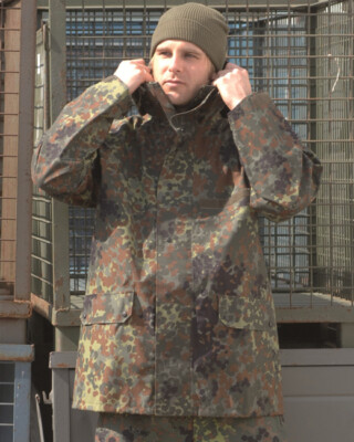 BW Jacke Nässeschutz Laminat flecktarn leicht, Camping, Outdoor  -NEU-