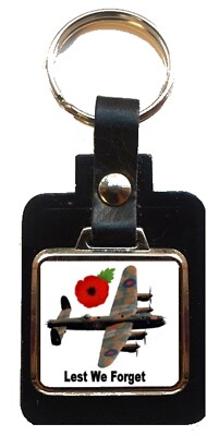 Damit wir Lancaster quadratischer Bomber-Schlüsselanhänger aus Leder nicht vergessen in Samt-Geschenktüte