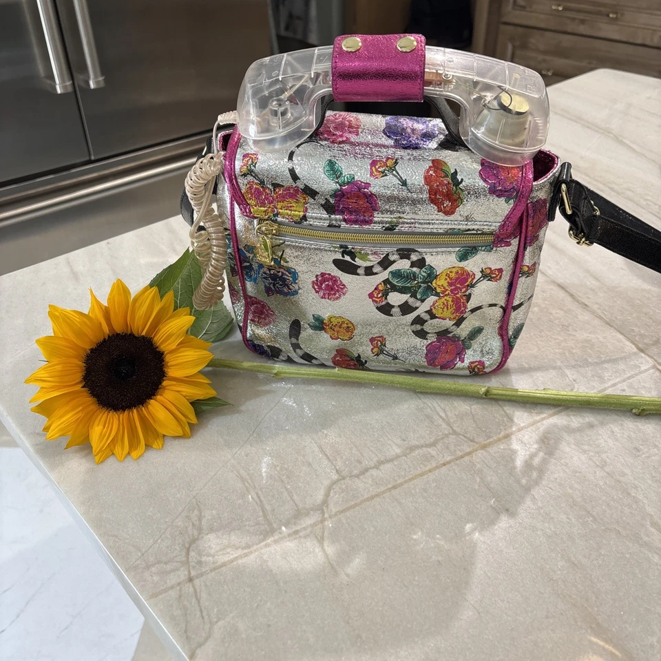 Bolsa de mão Betsey Johnson "Call Me" telefone ombro metálico floral - Imagem 2 de 4