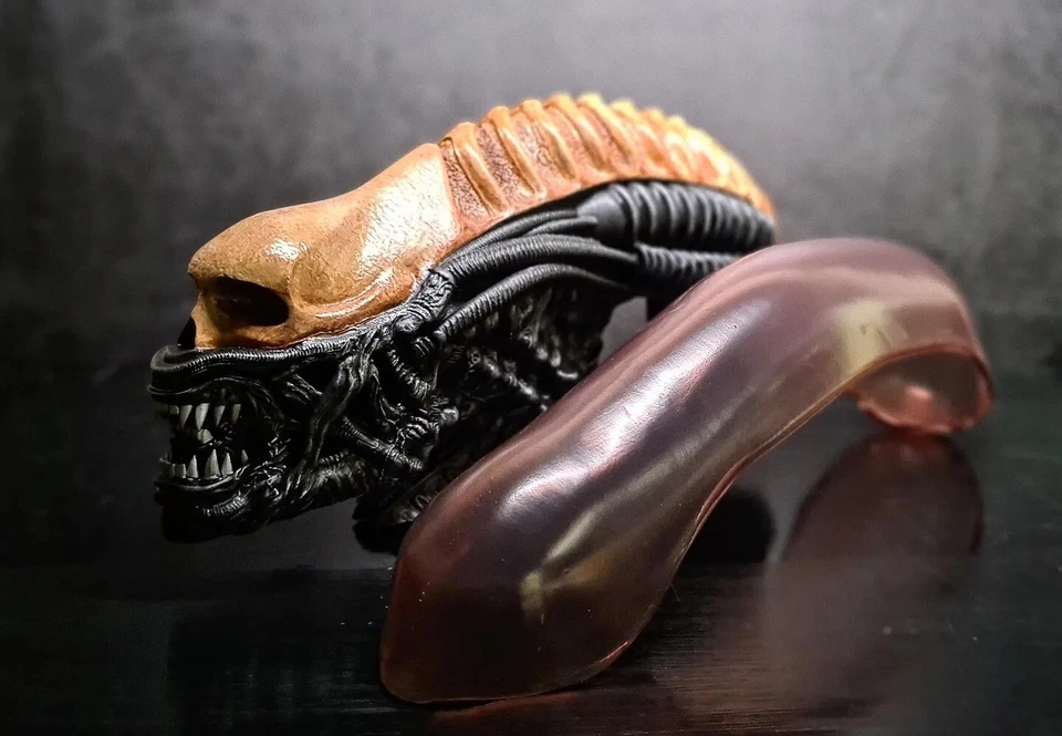 H.R Giger 14 inch alien head, display prop - Image 2 of 4