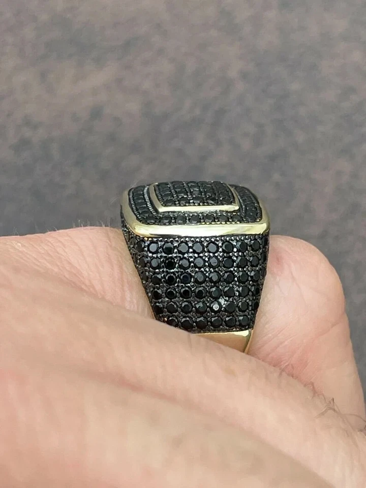 Anillo redondo de oro amarillo de 14 k con banda de hiphop de diamantes negros simulados de 5 quilates para hombre Foto 4 de 4