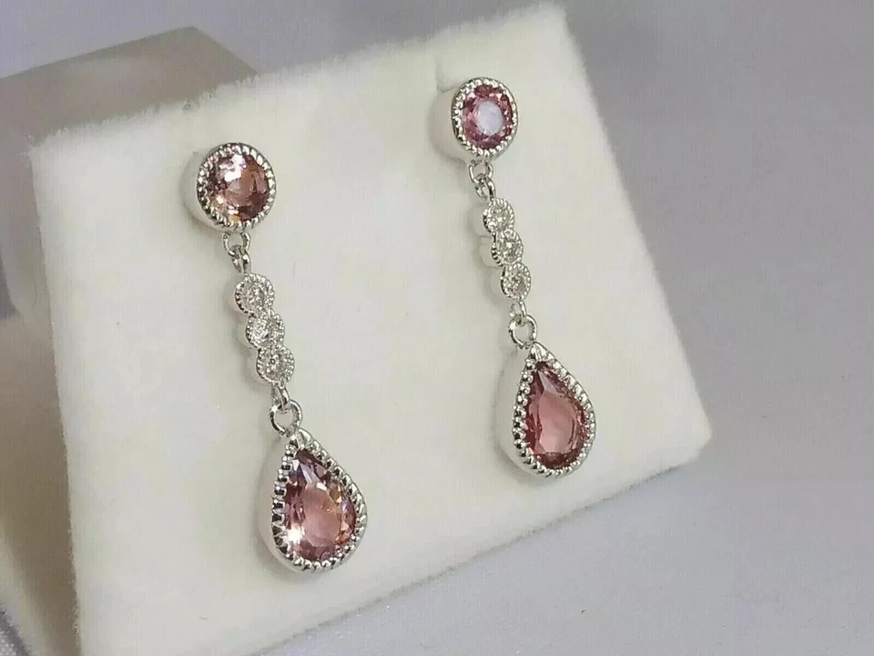 Женские серьги-подвески с грушевидным искусственным розовым сапфиром покрытие белым золотом 14 карат - Изображение 2 из 4
