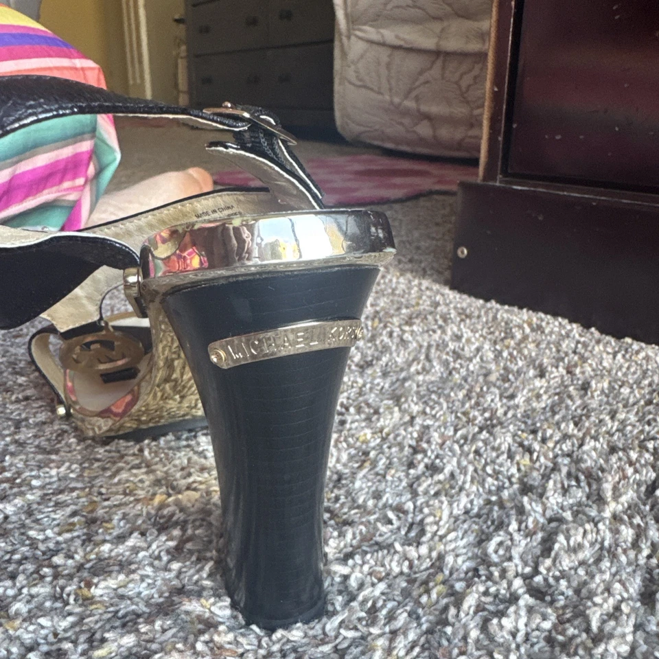 Logotipo feminino Michael Kors de couro com tiras salto alto preto e dourado 8,5 M - Imagem 3 de 4