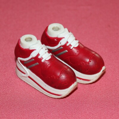 Paire de chaussures baskets rouges poupée BRATZ