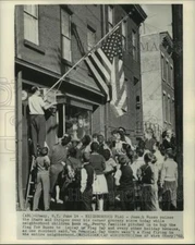 1962 Press Photo Joseph Russo raises neighborhood flag over his grocery stor