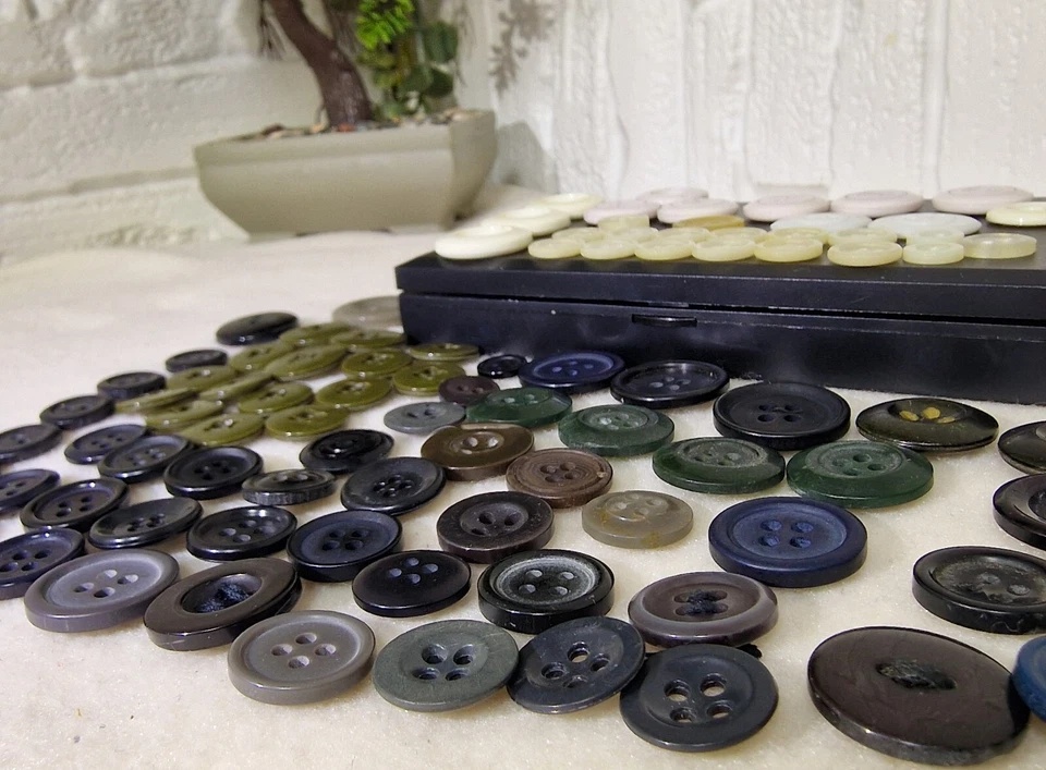 100 Vintage Button Collection  Mixed Styles Materials Craft Sewing Lot Rare Find - Image 2 of 4