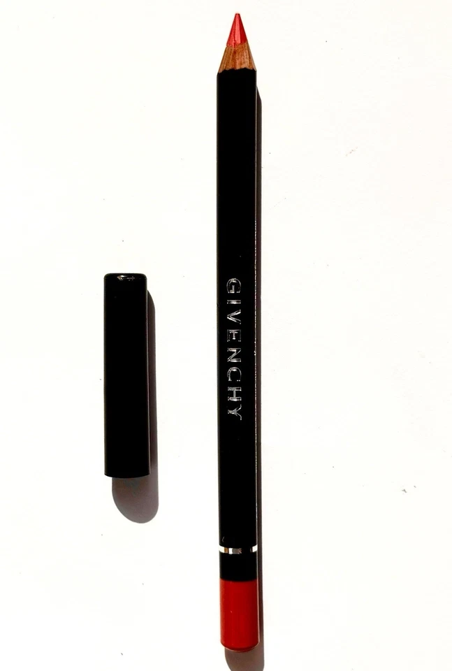 Lápiz delineador de labios Givenchy Crayon Levres 06 Carmin Escarpin - Imagen 2 de 2