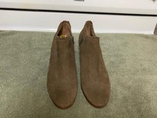 PRE OWNED PAIR OF TAN ZACK ROGERS ANKLE BOOTS, ZIPPER SIDE SIZE 9 GENTLY WORN