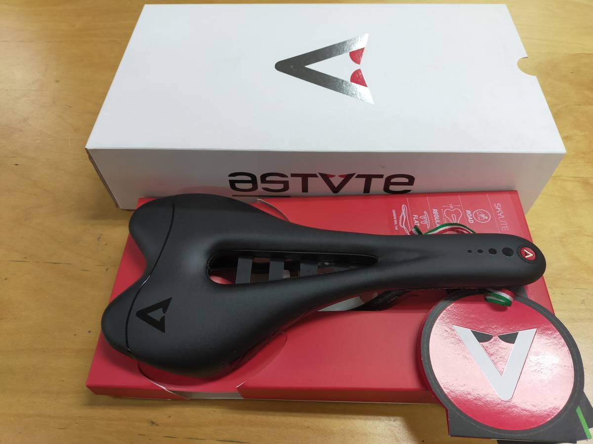 Astute Skylite VT 275 Saddle Black Carbon Rail 135mm 7x9mm Astute Skylite VT 275 Saddle Black Carbon Rail 135mm 7x9mm
