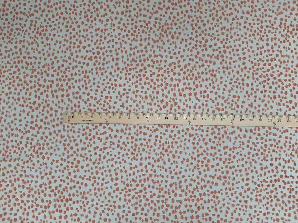 Tecido para estofamento Cheetah Cinnabar laranja De leo Textiles Lizette Chenille - Imagem 3 de 4