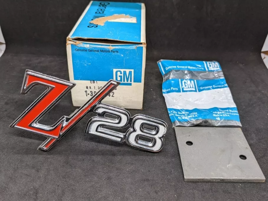 NOS ORIGINAL 1969 CHEVROLET Z28 CAMARO GRILLE EMBLEM BADGE