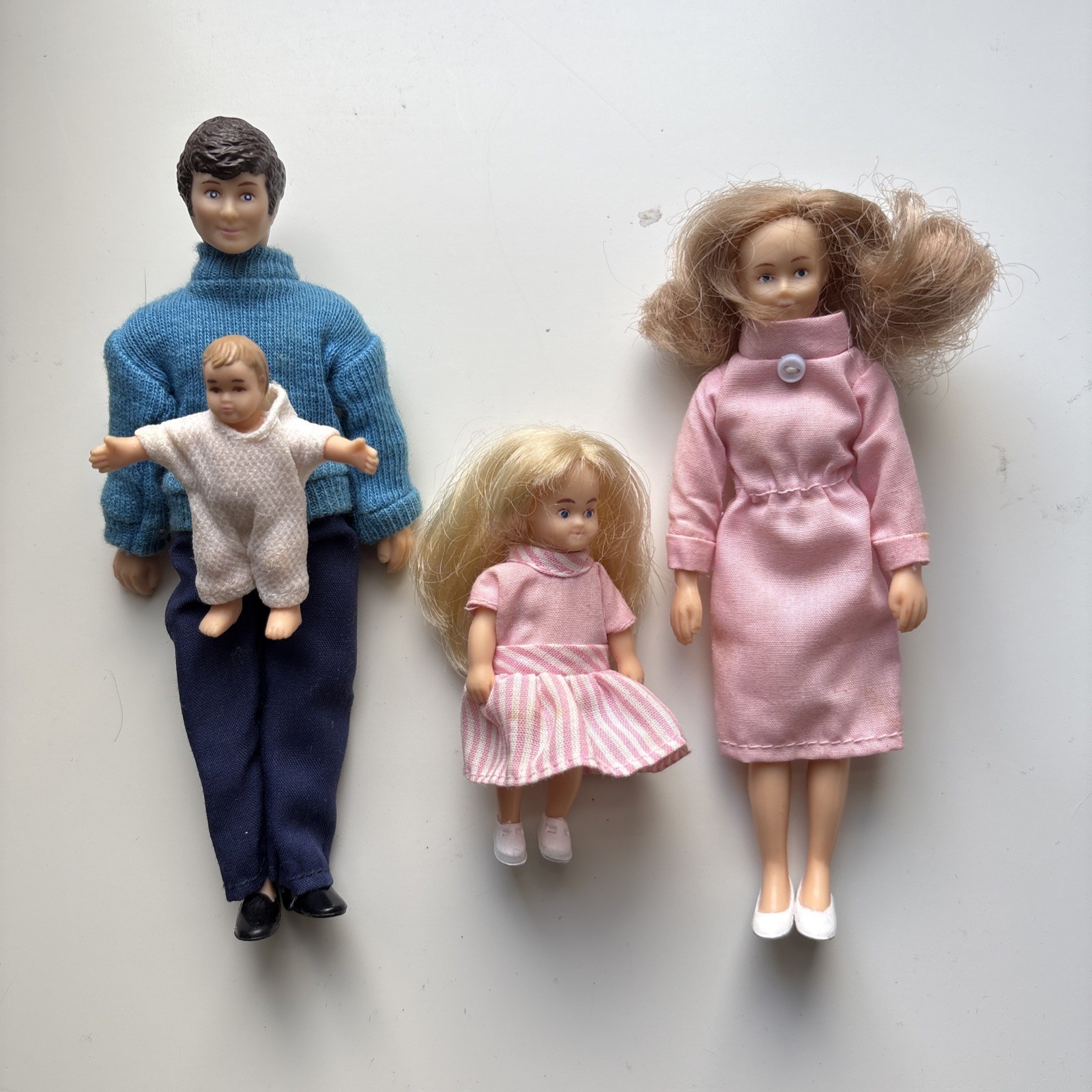 Vintage HORSMAN DOLLHOUSE MINIATURE FAMILY OF 4 DAD MOM SIST