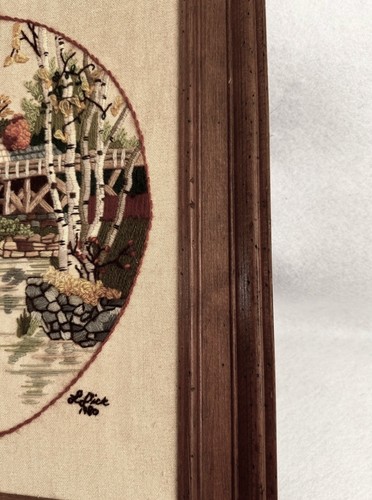"Estanque vintage Sunset Stitchery Crewel Fall Mill cosido a mano enmarcado 1978 20""x20""" - Imagen 3 de 4