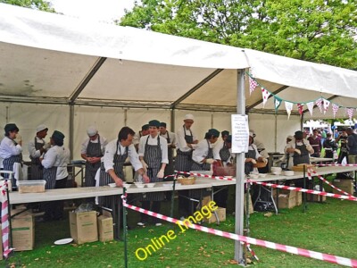 Foto 6 x 4 Köche, die das Essen in der Lesestadt vorbereiteten. Eine Gemeinschaftsveranstaltung auf der T C2013