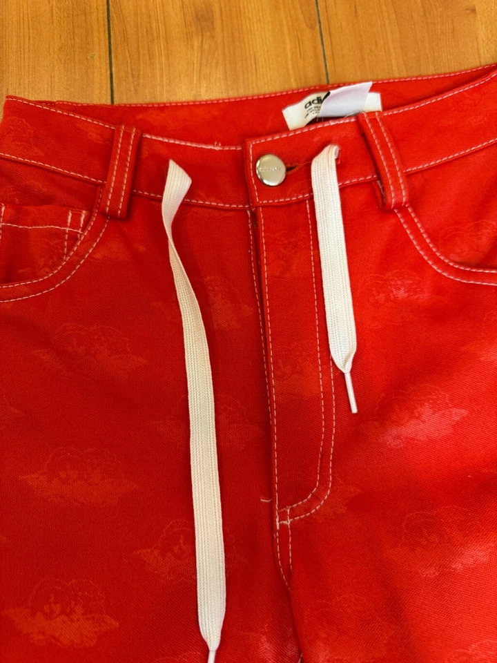 Calça ADIDAS ORIGINALS X FIORUCCI Y2K vermelha/anjo estampa em relevo, zíper pista pequena - Imagem 2 de 4