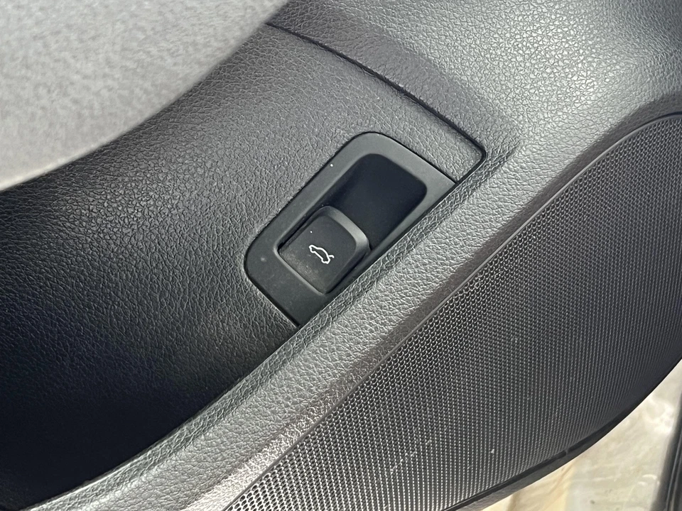 Panel de moldura de puerta delantera izquierda lado del conductor cuero negro fabricante de equipos originales Audi A3 S3 Sedán 16-18 Foto 3 de 4