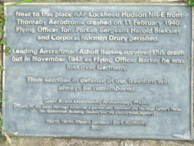 Foto 6x4 Denkmal für Lockheed Hudson Kildale Denkmal für einen Lockheed Huds c2009
