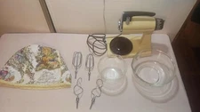 Vintage Sunbeam MixMaster Stand Mixer/ With 2 Clear Bowls, 4 Mixers & Cover