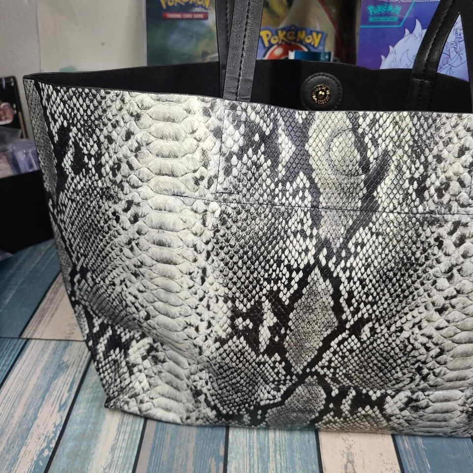 Bolso de Mano SUMMER & ROSE Imitación Piel de Serpiente Precio de Venta sugerido por el fabricante $58 19" x 10" x 7" ¡BOLSO DE MANO RESISTENTE! Foto 3 de 4