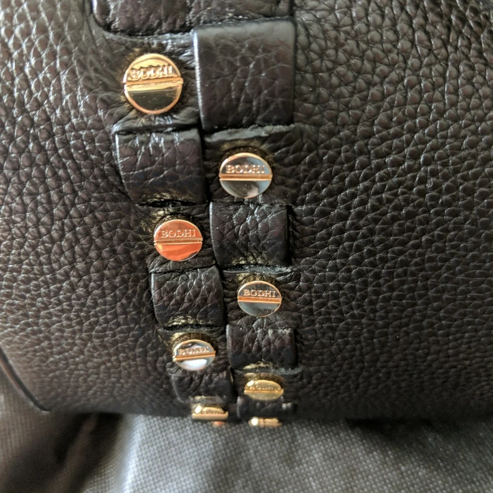 Bolso de mano Bodhi de cuero granulado negro con 2 asas dorado con tachuelas Foto 2 de 4