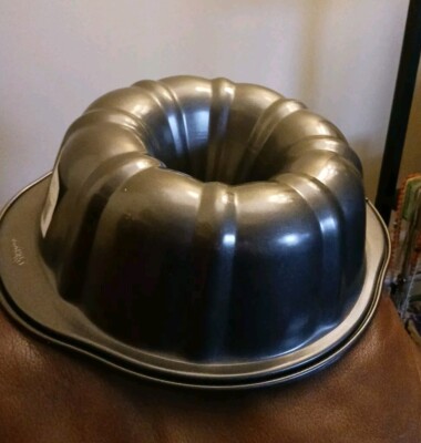 Wilton Perfect Results Premium Non-Stick 9.5 X 3.4 in Fluted Tube Ring Cake Pan