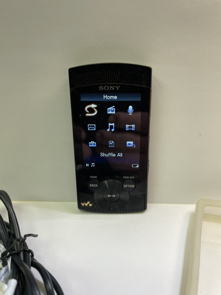 VTG Sony Walkman Digital Media MP3 Player NWZS545 Bundle + Charger