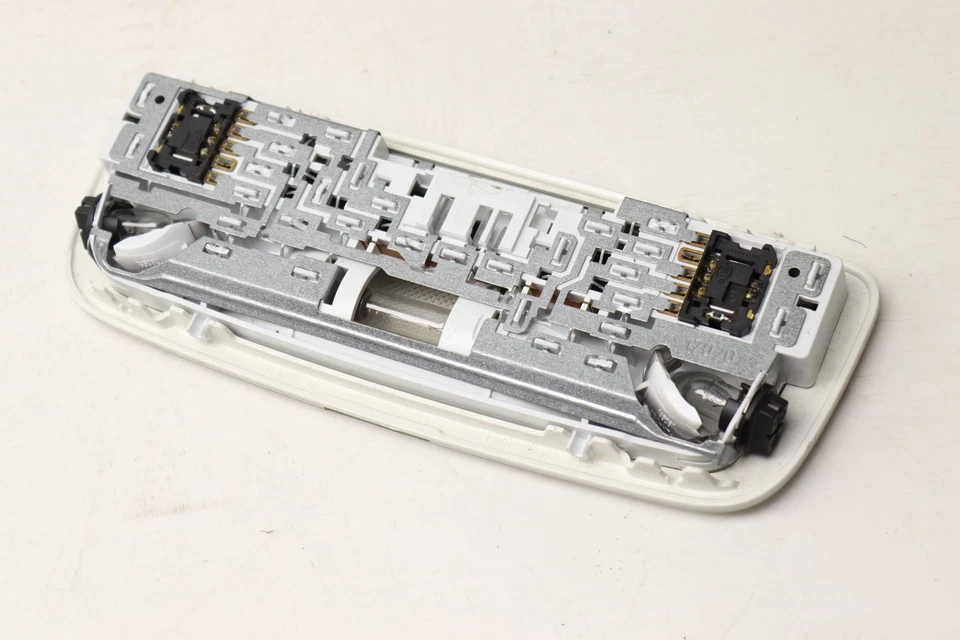 Luz de lectura Mercedes-Benz Gla250 2015-2019 2,0 L - cúpula trasera 2049060335 Foto 2 de 4