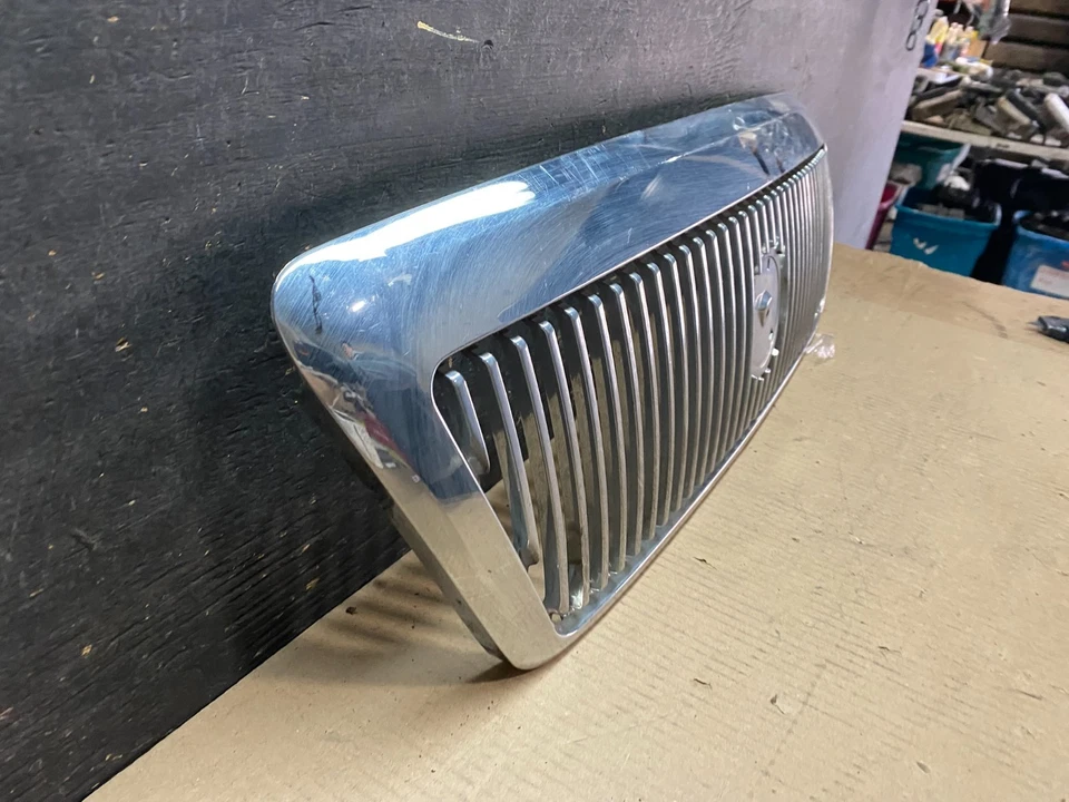 Parrilla superior delantera Mercury Grand Marquis 2003 a 2005 mercado de accesorios U7599 DG Foto 3 de 4