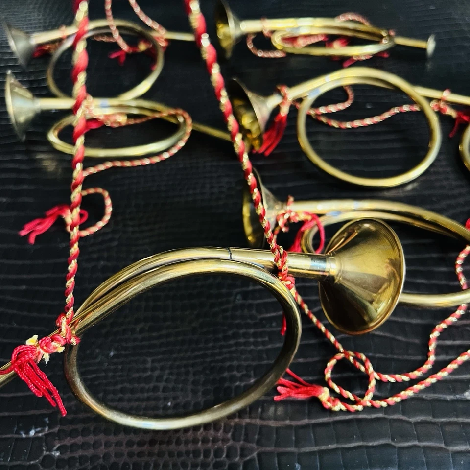 Set of 8 Miniature Brass Bugles – 7” x 4” Christmas décor - Image 4 of 4