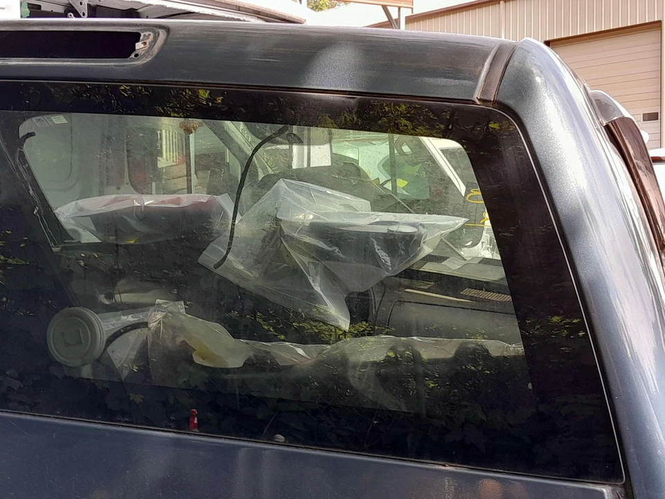 Заднее стекло 07–13 Chevy Silverado фиксированное без подогрева оттенок конфиденциальности от оригинального производителя 25778781 - Изображение 2 из 4