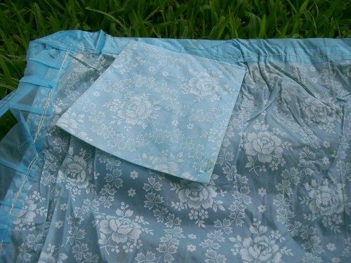 Delantal de plástico vintage azul claro con flores blancas 17 pulgadas de largo AP171 - Imagen 3 de 3