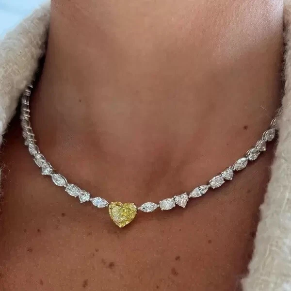 Collar de tenis de diamantes multiforma creado en laboratorio de 24 quilates ¡enchapado en oro de 14 quilates! Foto 3 de 4